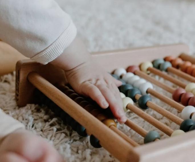 En France, on estime que 110 000 jouets sont jetés par jour ! Et, enmoyenne, ils sont utilisés moins d’un an. Résultat : des millions de jouets en très bon état partent à la poubelle chaque année. Pour éviter cela, Laura Bos a lancé Lady Cocotte en 2021 pour remettre en circulation des jouets de seconde main.