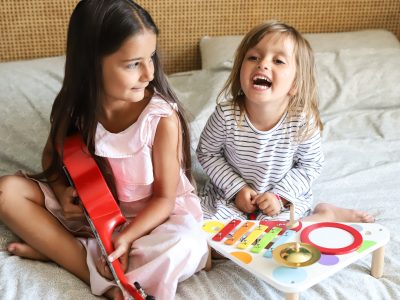 Les enfants s'amusent avec des jouets d'occasion reconditionnés et certifiés par JOUGA