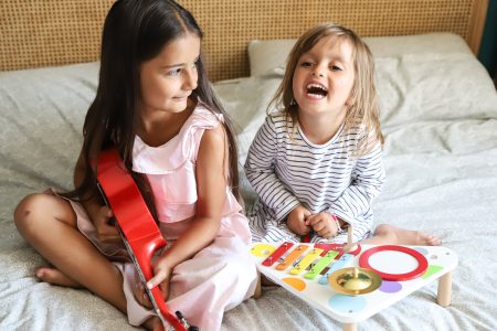 Les enfants s'amusent avec des jouets d'occasion reconditionnés et certifiés par JOUGA