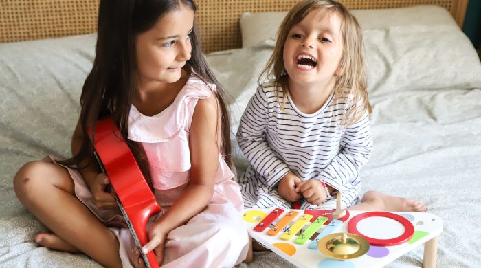 Les enfants s'amusent avec des jouets d'occasion reconditionnés et certifiés par JOUGA